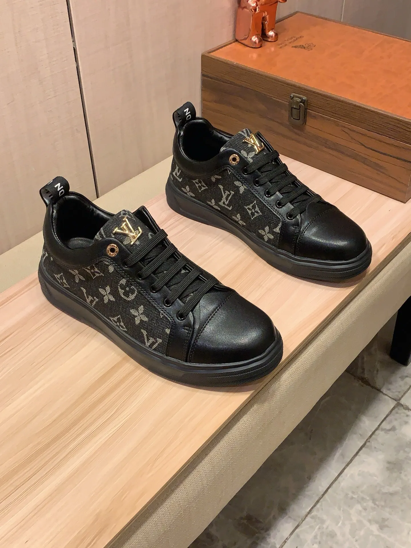 Men's Men's Shoes 💰420💰💰🎩🎩[Lightning][Lightning] "Lv*" The latest and most popular casual shoes, top brands [Seduce] Luxury ~ Purchasing Agency, Top ~ Quality. [Strong] The upper is made of imported breathable cowhide with material ➕ breathable sheepskin feet (•) and fine workmanship. The original stylish and stylish soft rubber wear-resistant and non-slip outsole is light and comfortable on the feet. The real thing looks better when photographed in person. 111: code: 38-44, 3️⃣ colors selected